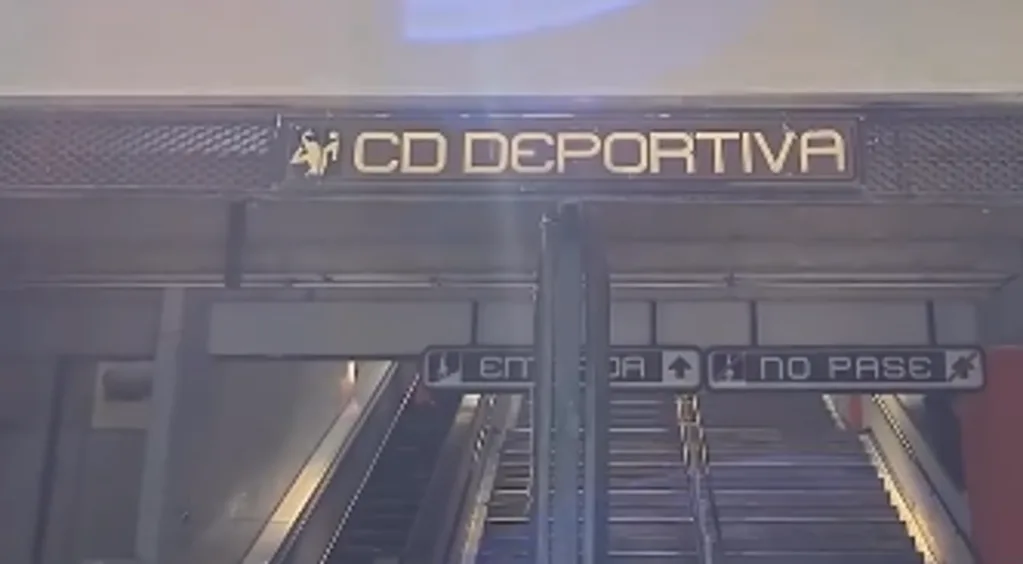 Caen 12 personas de las escaleras en la estación Ciudad Deportiva del Metro