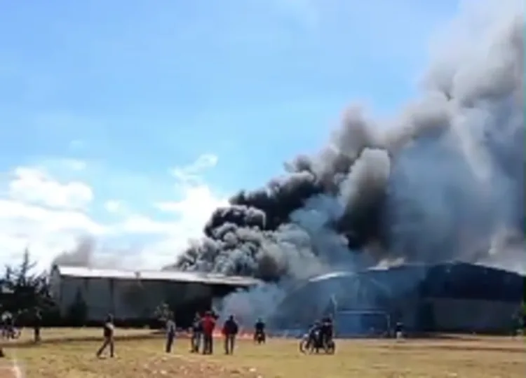 Jet se desploma en nave industrial de Toluca; mueren piloto y copiloto