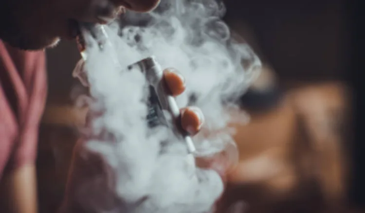 Crece uso de vapeadores y el consumo de drogas en adultos, revela encuesta de Salud