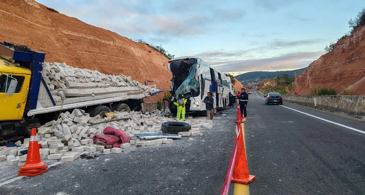 Choque en autopista Oaxaca-México deja saldo de dos mujeres muertas y cinco heridos