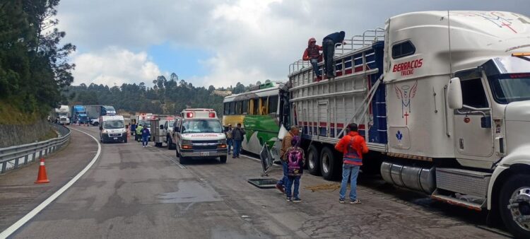 Choque múltiple en la México-Puebla deja un muerto y 42 lesionados en Ixtapaluca