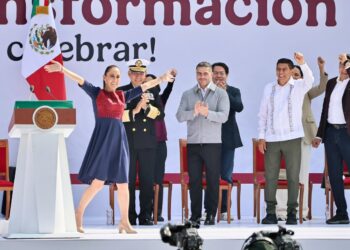 En un Zócalo desbordado, desorganizado y acarreado, Sheinbaum levanta castigo (Opinión)