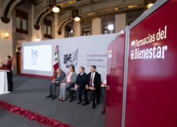 Claudia Sheinbaum habla de Farmacias del Bienestar. Conferencia del 2 de diciembre de 2025. AMEXI Foto Presidencia