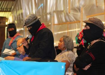 Los ponentes del EZLN en Oventik, Moisés y Marcos.