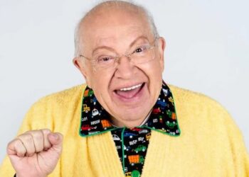 Eduardo Manzano interpretando a Don Arnoldo en la serie Una Familia de Diez, sonriendo frente a la cámara.