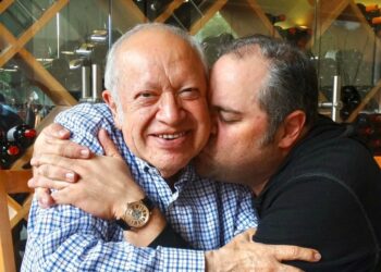 Eduardo Manzano Jr. abraza a su padre Eduardo Manzano en emotivo momento familiar