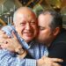 Eduardo Manzano Jr. abraza a su padre Eduardo Manzano en emotivo momento familiar