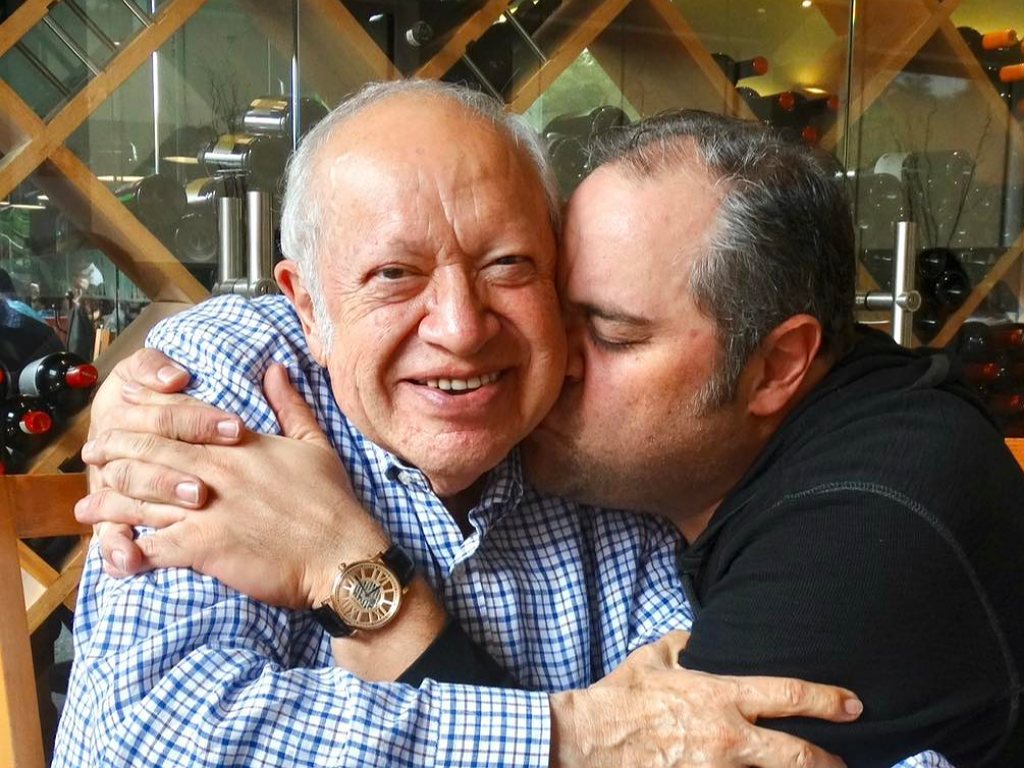 Eduardo Manzano Jr. abraza a su padre Eduardo Manzano en emotivo momento familiar