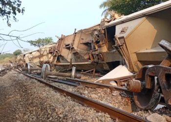 En Veracruz descarrila tren que transportaba arena y cloro líquido