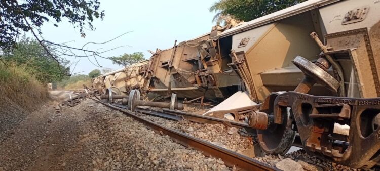 En Veracruz descarrila tren que transportaba arena y cloro líquido