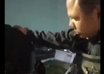 Policías de Neza evitan suicidio de un joven en puente peatonal