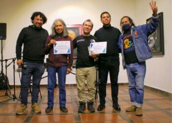 Choluís presenta su libro “Trolebús en sentido contrario” en San Juan del Río. En la foto: Felipe Cabello, Choluís y trío en San Juan del Río. Foto: cortesía de Felipe Cabello Zúñiga