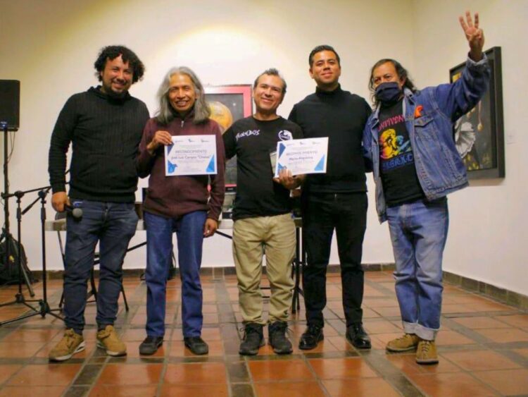 Choluís presenta su libro “Trolebús en sentido contrario” en San Juan del Río. En la foto: Felipe Cabello, Choluís y trío en San Juan del Río. Foto: cortesía de Felipe Cabello Zúñiga