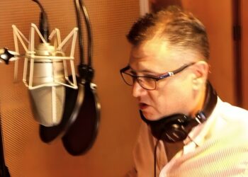 Fernando Meza grabando voces en el estudio de Huevocartoon