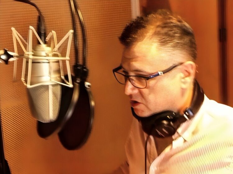 Fernando Meza grabando voces en el estudio de Huevocartoon