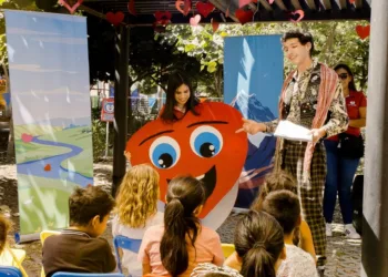 Niños participan en actividades artísticas y culturales durante el Festival del Amor en Zapopan.