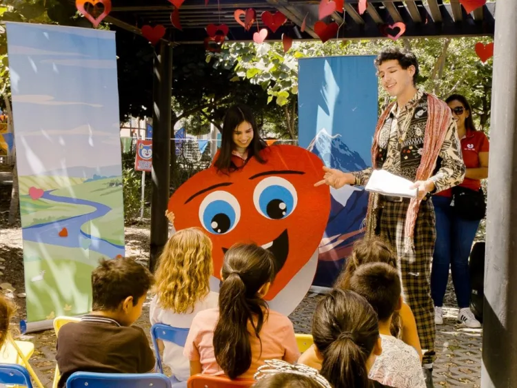 Niños participan en actividades artísticas y culturales durante el Festival del Amor en Zapopan.