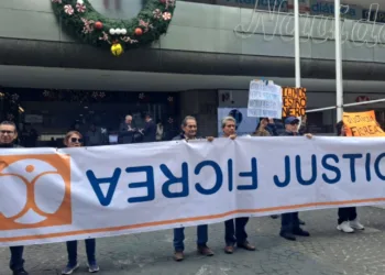 Ahorradores afectados por el fraude de Ficrea se manifiestan frente a Nacional Financiera para exigir el pago de sus recursos.