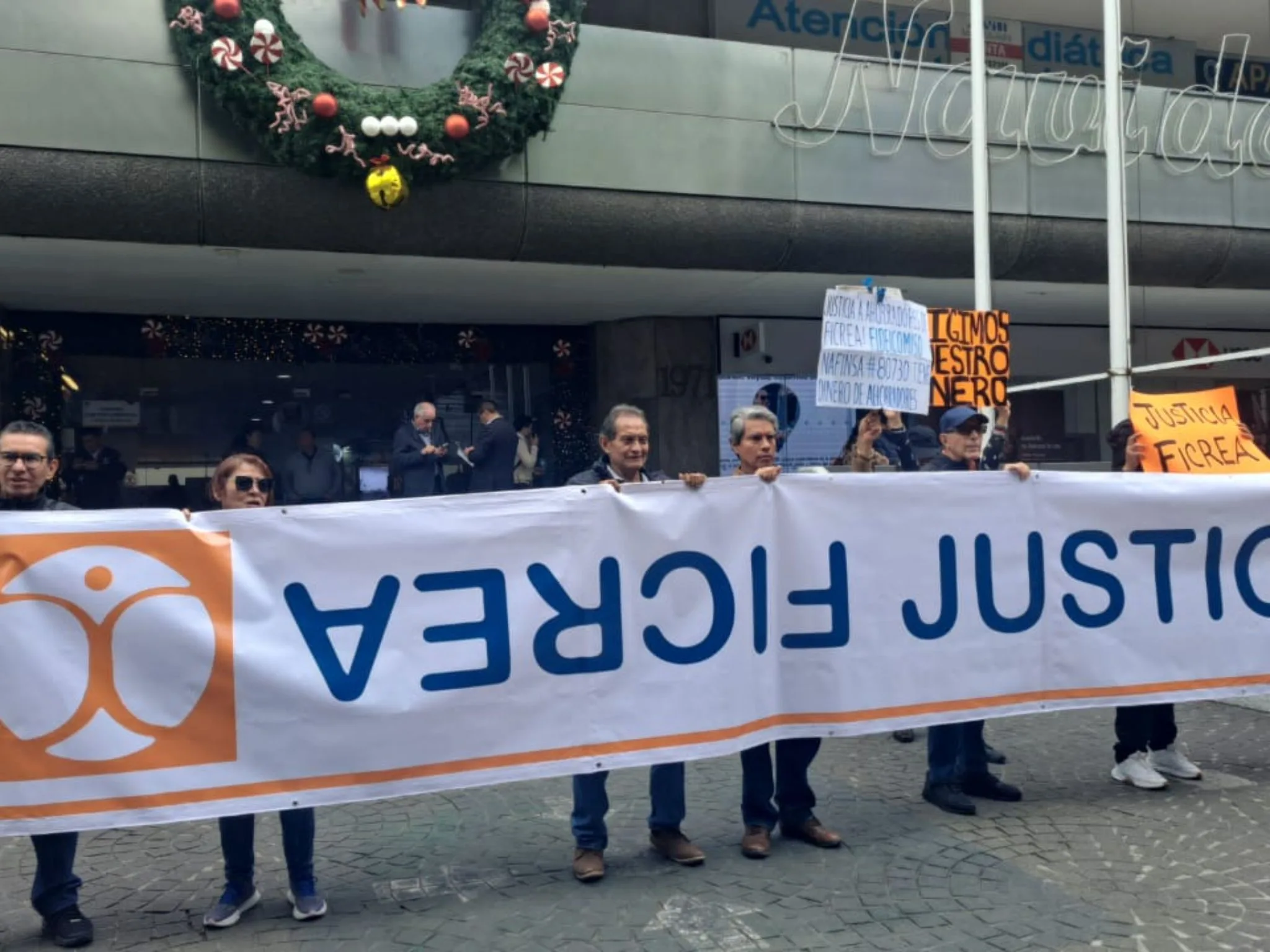 Ahorradores afectados por el fraude de Ficrea se manifiestan frente a Nacional Financiera para exigir el pago de sus recursos.