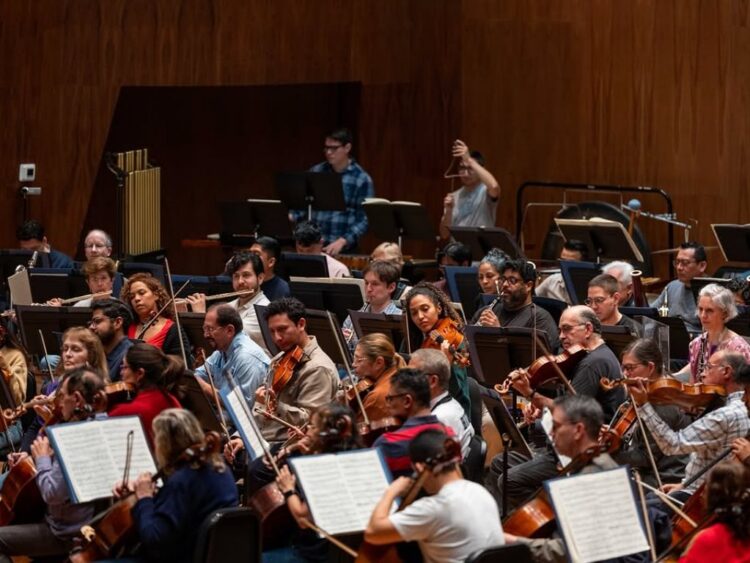 Orquesta Filarmónica de la Ciudad de México en concierto bajo la dirección del maestro Rodrigo Elorduy.