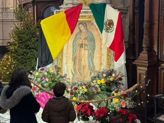 Fieles asisten a la celebración guadalupana en la Iglesia de Santa Catalina, en el centro de Bruselas, durante su reapertura.