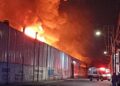 Incendio consume fábrica