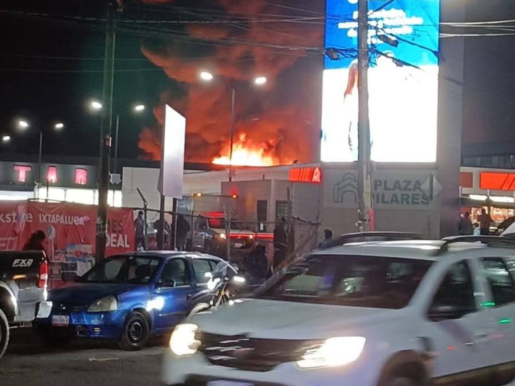 Incendio consume fábrica