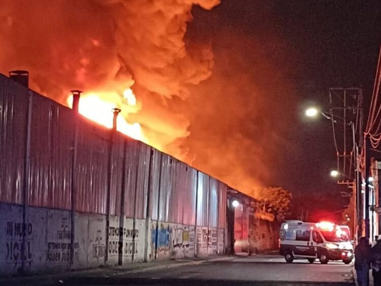 Incendio consume fábrica