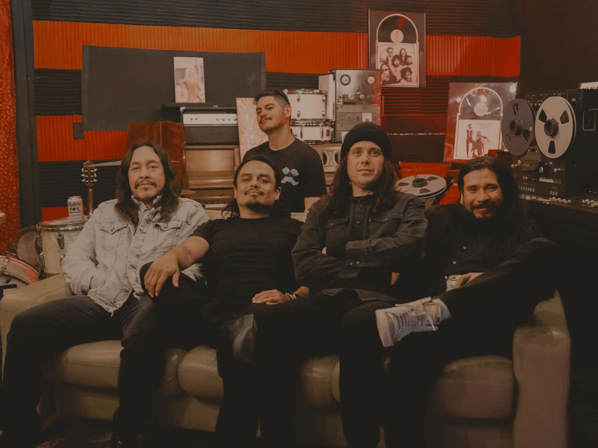 anda Durazo posando para el lanzamiento de su sencillo Smile before the tears.