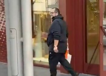 José Ramón López Beltrán en Houston afuera de una tienda de ropa italiana.