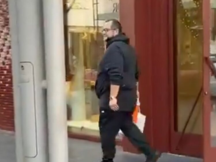 José Ramón López Beltrán en Houston afuera de una tienda de ropa italiana.