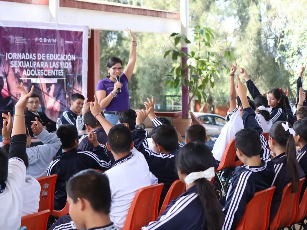Jóvenes reciben información sobre salud sexual