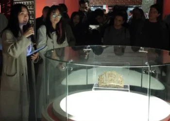 La exposición Belleza eterna a lo largo del río Amarillo: Ornamentos de plata de los siglos XVII-XX en Shanxi, China se conforma de 143 objetos.