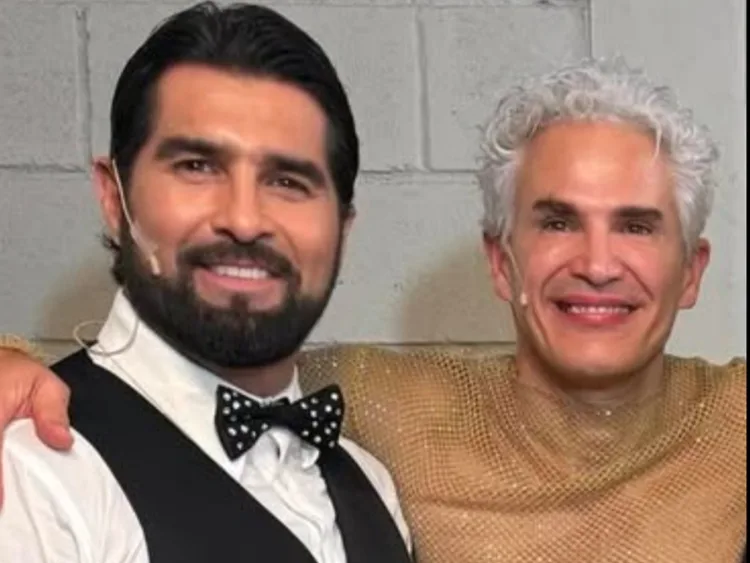 Julio Camejo y Arturo Carmona posan juntos caracterizados como sus personajes de “Perfume de Gardenia”.