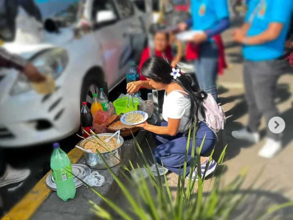 Peregrinos comparten comida