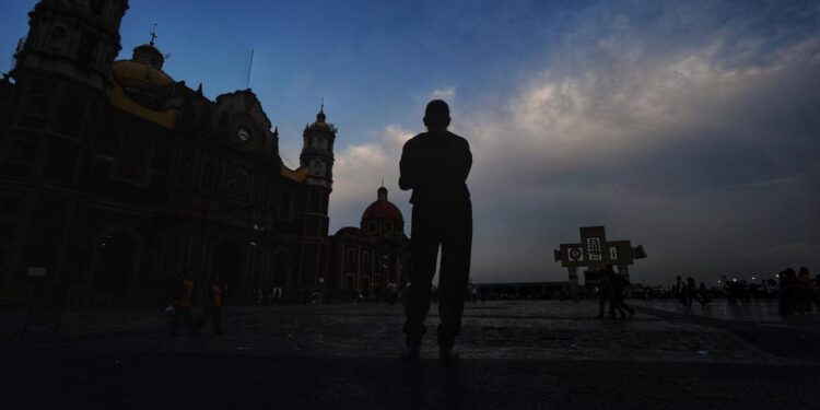 Con amor, devoción y agradecimiento, peregrinos llegan a la Basílica para orar ante la Vigen de Guadalupe