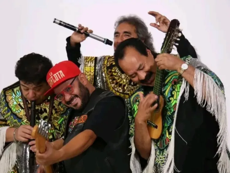 Los Askis se presentan en el Festival de Luces de Invierno 2025 en el Zócalo de la CDMX. | AMEXI/FOTO: RRSS