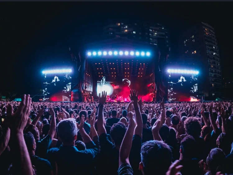 Los Fabulosos Cadillacs en vivo celebrando sus 40 años de trayectoria durante un concierto en el estadio de Ferro.