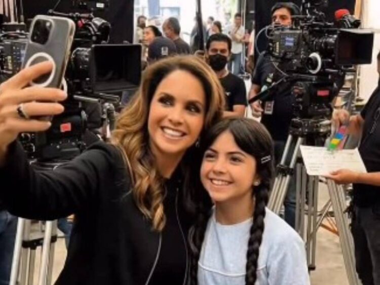 Lucero causa furor al tomarse selfies con sus icónicos personajes