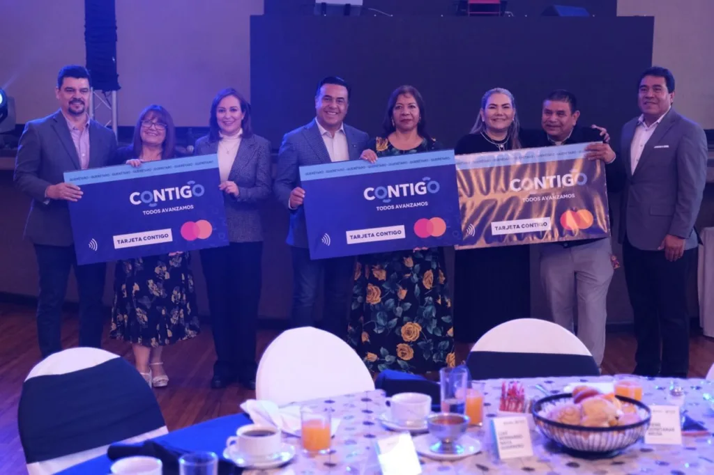 Breves Informativas de los Estados. AMEXI/ Entregan tarjetas de apoyo a maestros jubilados en Querétaro