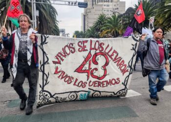 Padres de los 43 normalistas de Ayotzinapa durante una marcha en la Ciudad de México