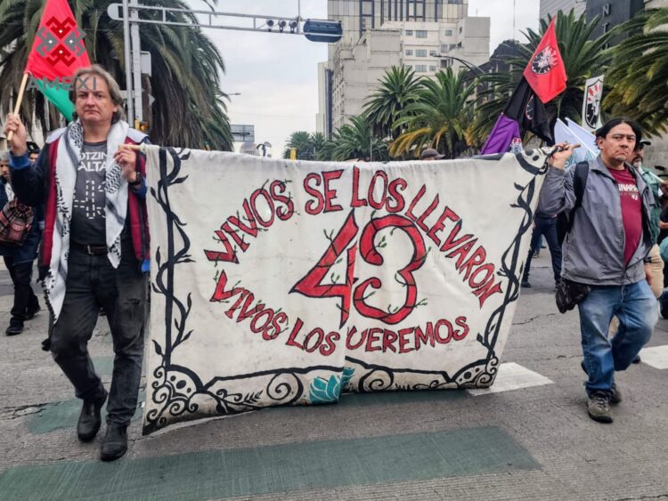 Padres de los 43 normalistas de Ayotzinapa durante una marcha en la Ciudad de México