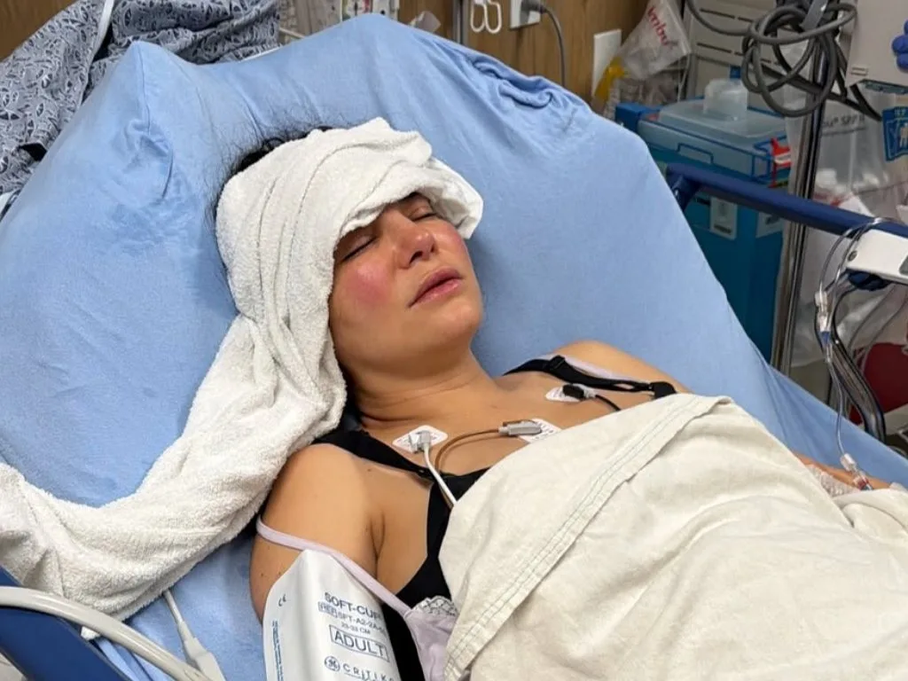 Martha Higareda recibiendo atención médica en una cama de hospital tras sufrir preeclampsia posparto.