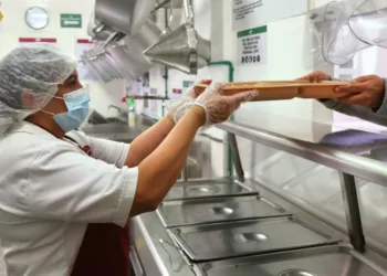 Pavo en salsa de mango, espagueti con jamón y ponche de frutas se ofrecerá en el Torito durante Nochebuena 2025. | AMEXI/FOTO: SSC CDMX