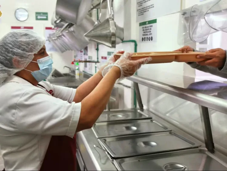 Pavo en salsa de mango, espagueti con jamón y ponche de frutas se ofrecerá en el Torito durante Nochebuena 2025. | AMEXI/FOTO: SSC CDMX