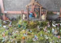 Nacimiento navideño mexicano con el Niño Jesús, María, José, pastores, Reyes Magos y figuras tradicionales de la cultura local.