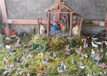 Nacimiento navideño mexicano con el Niño Jesús, María, José, pastores, Reyes Magos y figuras tradicionales de la cultura local.