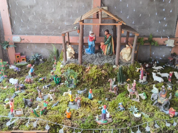 Nacimiento navideño mexicano con el Niño Jesús, María, José, pastores, Reyes Magos y figuras tradicionales de la cultura local.