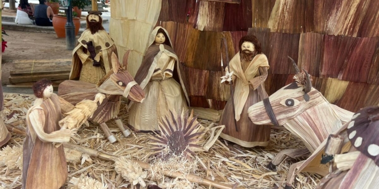 Oaxaca maravilla a turistas con 128 edición de la tradicional Noche de Rábanos