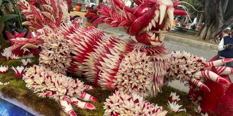 Oaxaca maravilla a turistas con 128 edición de la tradicional Noche de Rábanos